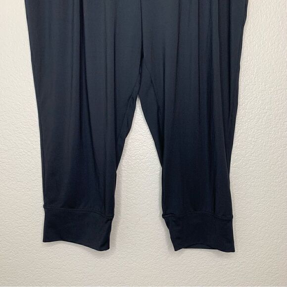Fabletics Women’s Black Yogi Capri Pants - Picture 4 of 10